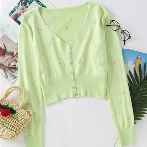 Cropped green cardigan with embroidered flowers